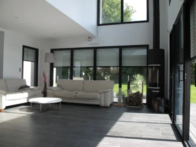 fenêtre noir avec volet roulant blanc vu intérieur de maison